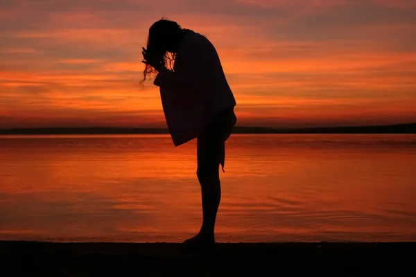 Jonge Vrouw Die Haar Droogt Met Handdoek Het Strand Silhouet — Stockfoto