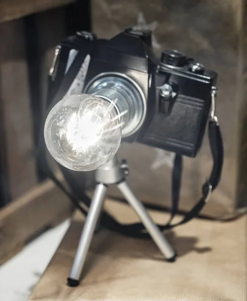 Uma Câmera Com Uma Lâmpada Elétrica Aparafusada Vez Uma Lente — Fotografia de Stock