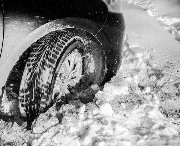 Bir Araba Tekerleği Kar Yığınında Kayıyor Resmi Kapat — Stok fotoğraf