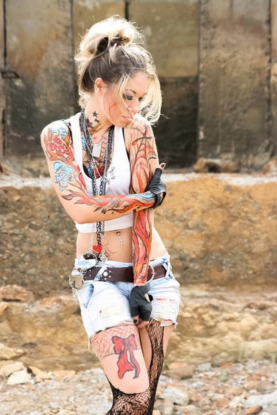 Retrato Mulher Com Arte Corporal Pintada Posando Fundo Edifício Grunge — Fotografia de Stock