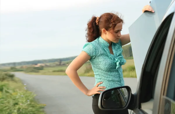 Νεαρή Γυναίκα Ανοίγει Καπό Ενός Χαλασμένου Αυτοκινήτου Που Έχει Πρόβλημα — Φωτογραφία Αρχείου