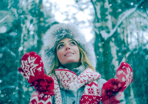 Porträt Einer Blonden Frau Waldpark Wunderschönes Junges Mädchen Mit Winterpelzmütze — Stockfoto