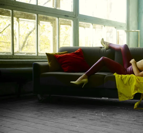 Menina Tem Férias Tempo Livre Sofá Confortável Mulher Desfrutando Apartamento — Fotografia de Stock