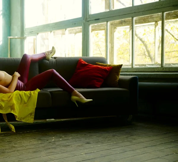 Menina Ter Tempo Livre Sofá Confortável Mulher Gosta Render Apartamento — Fotografia de Stock