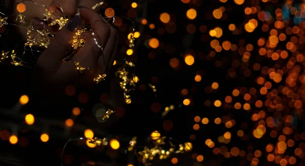 Девушка Держит Рождественскую Гирлянду Руках Ночная Сцена — стоковое фото