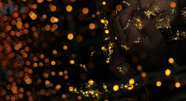 Fille Tenant Une Guirlande Noël Dans Les Mains Scène Nuit — Photo