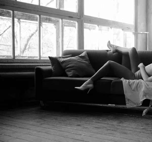 快適なソファで自由な時間を過ごしてる女の子 現代のアパートで屋内で楽しむ女性 顔もない — ストック写真