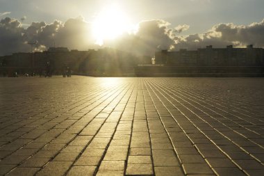 Gün batımında kaldırım. Cobbled Stones 'da güneş ışığı. Güneş ışığı ve güneş ışınları. boş arkaplan Yaya yürüyüşü. asfalt döşemeler