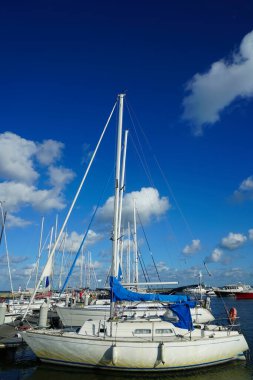 Birçok beyaz yat iskelede duruyor. İskelede yatlar. Baltık Denizi 'nde Yat.