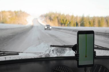 GPS Navigator arabada. Kış mevsimi. boş ekran.