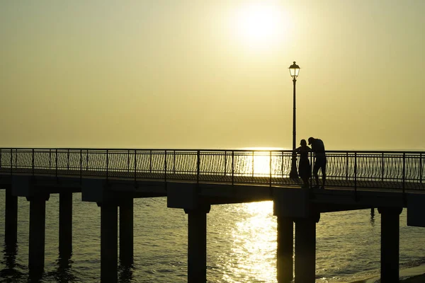 Sylwetka Pary Molo Plaża Zachodu Słońca Para Zakochanych — Zdjęcie stockowe