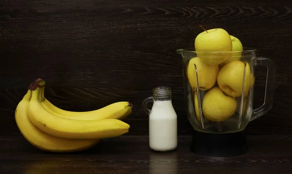 Полный Блендер Желтыми Яблоками Возле Стоящей Бутылки Молока Свежих Бананов — стоковое фото