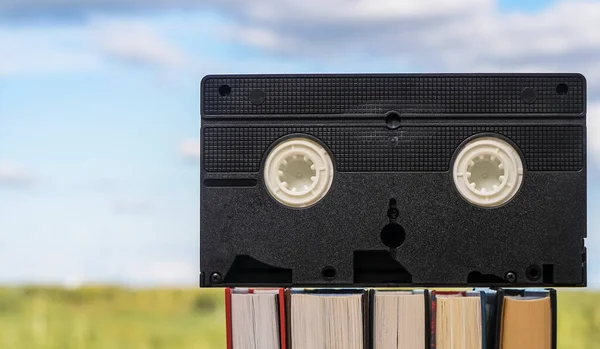 Vhs Kassette Auf Bücherstapel Blauer Himmel Hintergrund Fensterrahmen — Stockfoto