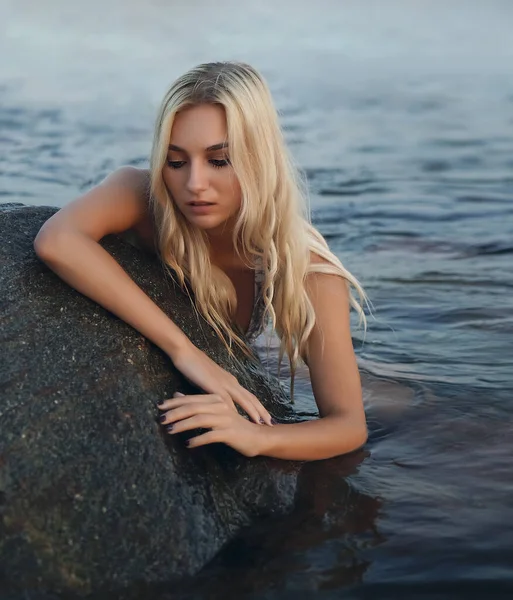 Piękna Opalona Blondynka Ubrana Białe Bikini Siedząca Blisko Kamienia Plaża — Zdjęcie stockowe