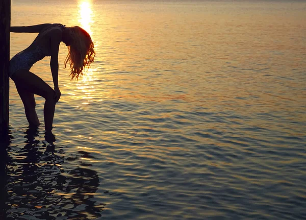 해변에 여성의 실루엣 소녀는 일몰을 즐긴다 금발에 — 스톡 사진