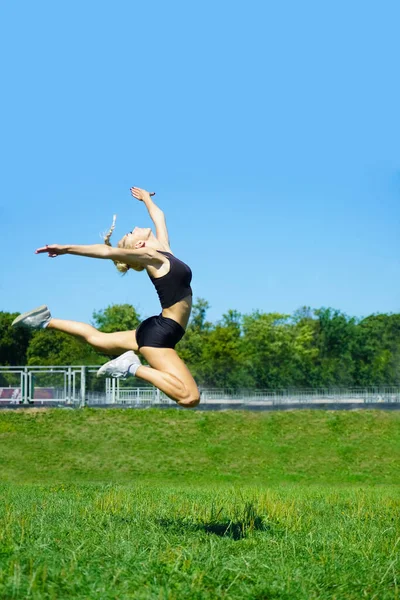 Красивая Молодая Спортивная Девушка Прыгает Парке Шортах Топе — стоковое фото
