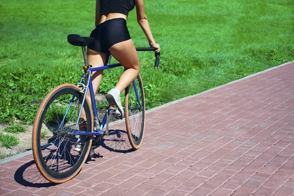 Radfahrerin Auf Hipster Fahrrad Rückansicht Kein Gesicht Pflasterplatten Sommerpark — Stockfoto