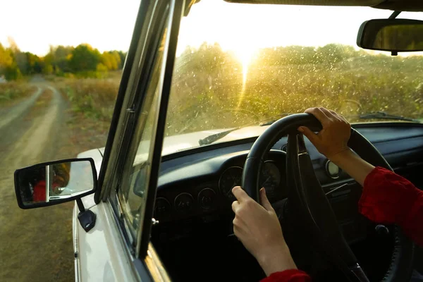 Direksiyonlu Kadın Eller Yaklaşın Kadın Araba Kullanıyor Sıkı Direksiyon Tutuyor — Stok fotoğraf