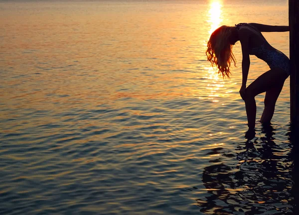해변에 여성의 실루엣 소녀는 일몰을 즐긴다 금발에 — 스톡 사진