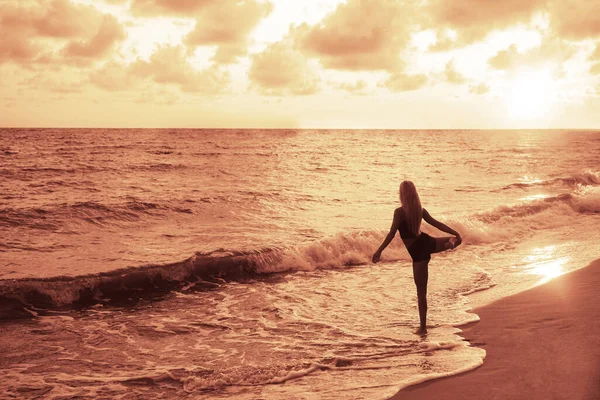 Silhueta Jovem Mulher Esticando Perna Aquecimento Antes Correr Treino Praia — Fotografia de Stock