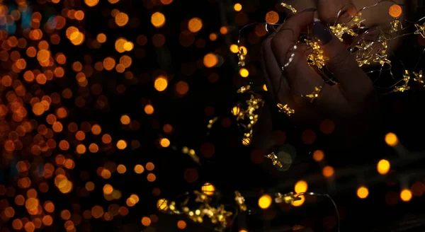 Девушка Держит Рождественскую Гирлянду Руках Ночная Сцена — стоковое фото