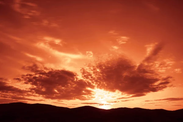 Gyönyörű Naplemente Vörös Égbolttal Horizont Vonal Tájkép Színes Naplemente Égen — Stock Fotó