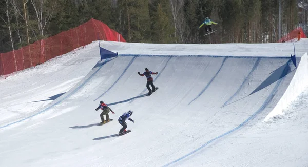 Snowboarder Salta Desde Trampolín Snowpark Contra Bosque Sporty Tem —  Fotos de Stock