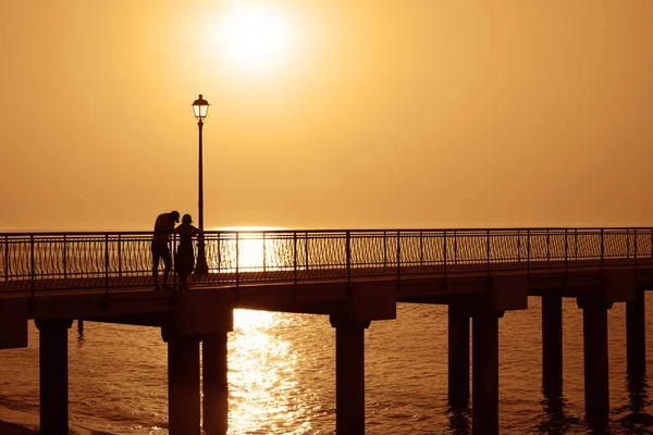 Silhouette Coppia Sul Molo Spiaggia Tramonto Coppia Innamorata — Foto Stock