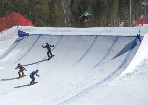 Snowboarder Salta Desde Trampolín Snowpark Contra Bosque Sporty Tem —  Fotos de Stock