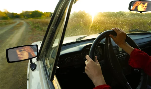 Las Manos Femeninas Con Volante Cierran Mujer Conduciendo Coche Sosteniendo — Foto de Stock