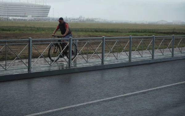 Concentre Asfalto Homem Andando Bicicleta Rua Chuvosa Ciclismo Sênior Sob — Fotografia de Stock