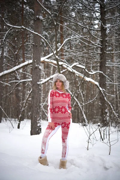 Una Joven Camina Bosque Invernal Disfruta Del Silencio Dama Con — Foto de Stock