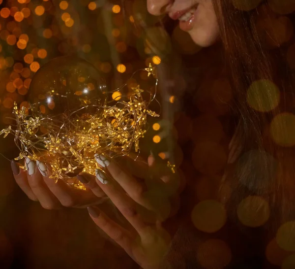 Fille Tenant Une Guirlande Noël Dans Les Mains Scène Nuit — Photo