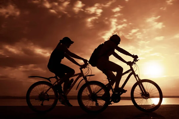 Leerer Raum Sportliche Freunde Auf Fahrrädern Bei Sonnenuntergang Radfahrer Die — Stockfoto