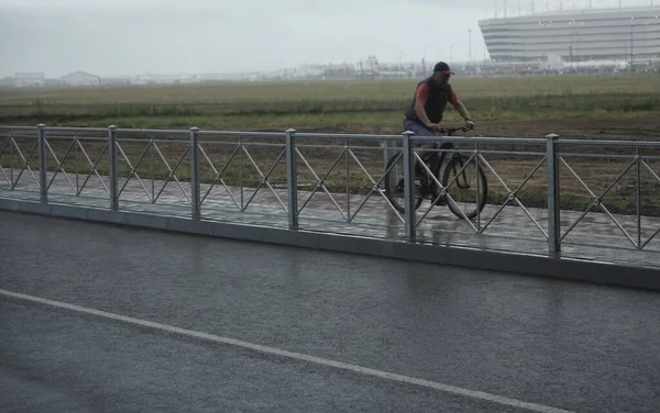 Зосередьтеся Асфальті Чоловік Їде Велосипеді Дощовій Вулиці Старший Велосипед Під — стокове фото