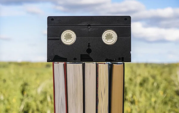 Cassette Vhs Pila Libros Fondo Cielo Azul Marco Ventana — Foto de Stock