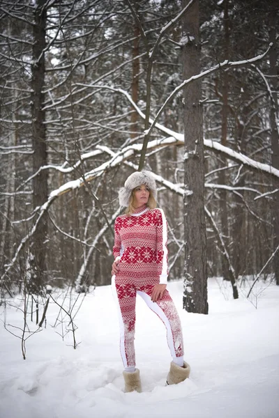 Młoda Dziewczyna Spaceruje Zimowym Lesie Cieszy Się Ciszą Pani Kapeluszu — Zdjęcie stockowe