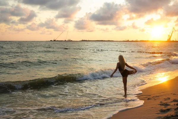 Silhueta Jovem Mulher Esticando Perna Aquecimento Antes Correr Treino Praia — Fotografia de Stock