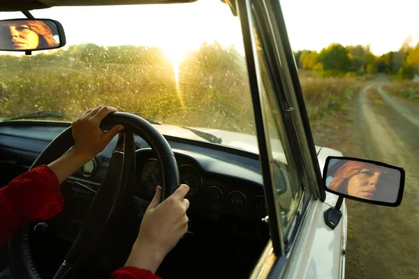 Mains Féminines Avec Volant Fermé Femme Conduisant Voiture Tenant Serré — Photo