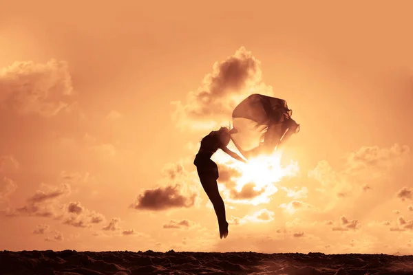 Silhouette Einer Balletttänzerin Vor Einem Sonnenuntergang — Stockfoto