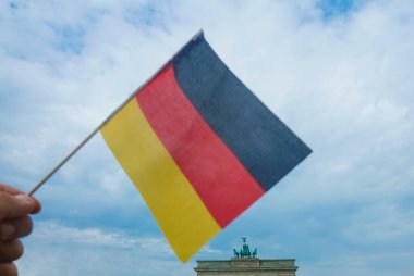 Brandenburg Kapısı ve Berlin Almanya bayrağı