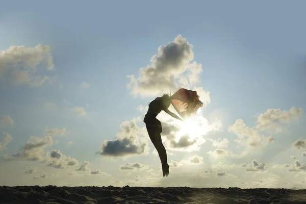 Silhouette Einer Balletttänzerin Vor Einem Sonnenuntergang — Stockfoto