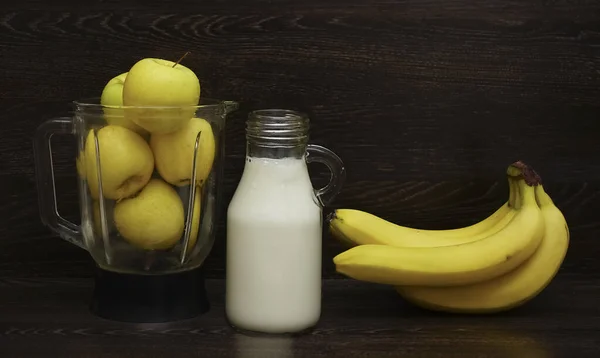 Pełny Blender Żółtymi Jabłkami Pobliżu Stojącej Butelki Mleka Świeżych Bananów — Zdjęcie stockowe