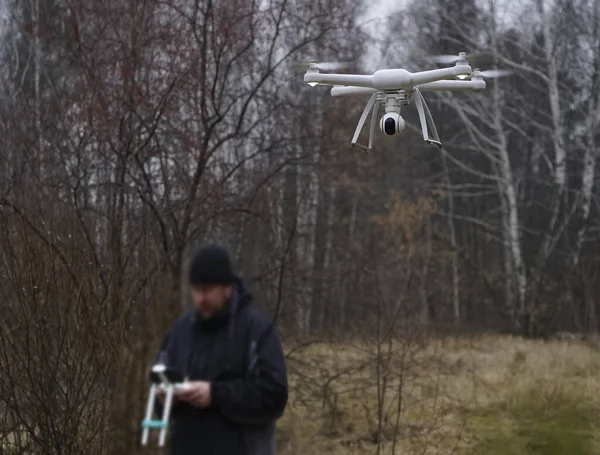 Homem Lança Drone Inverno Floresta — Fotografia de Stock