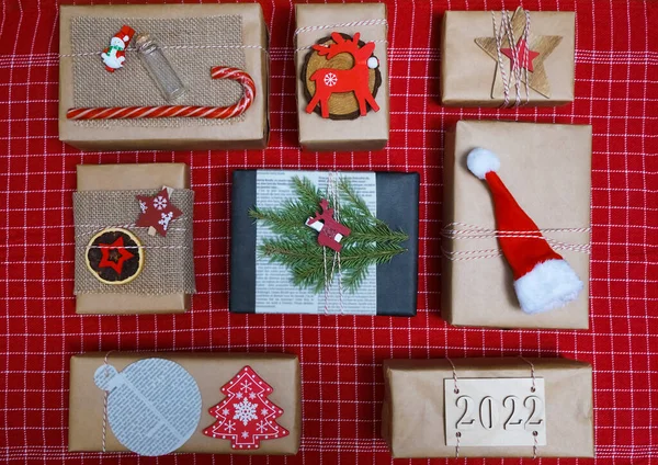 Χριστουγεννιάτικη Σύνθεση Κλαδιά Πεύκου Κουτιά Δώρων Ξύλινα Ελάφια Και Καπέλο — Φωτογραφία Αρχείου