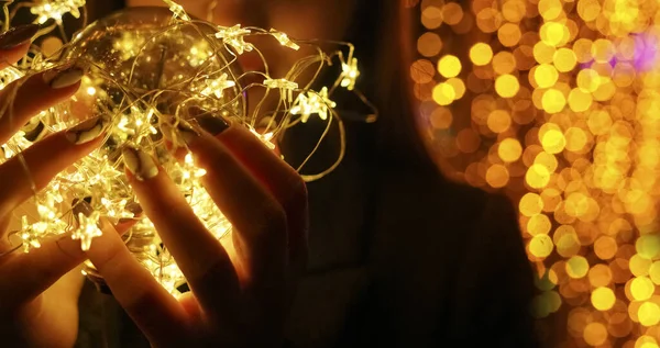 Kız Elinde Çelenk Tutuyor Gece Sahnesi Sarı Noel Işığı Tutan — Stok fotoğraf