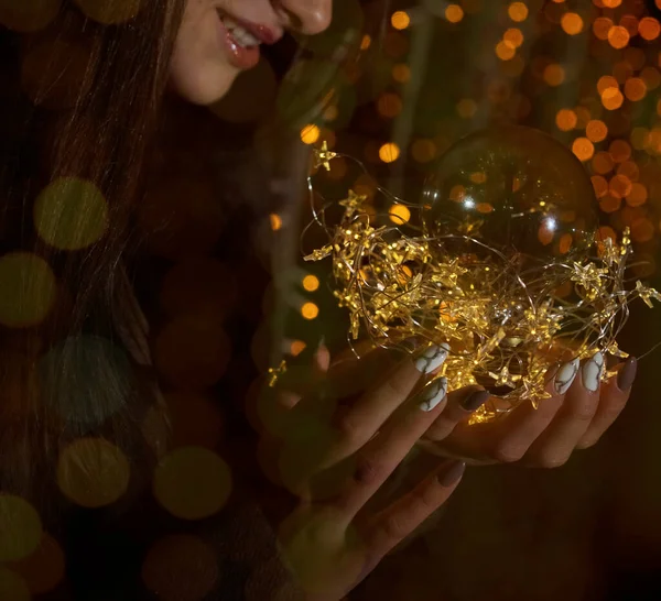 Fille Tenant Une Guirlande Noël Dans Les Mains Scène Nuit — Photo