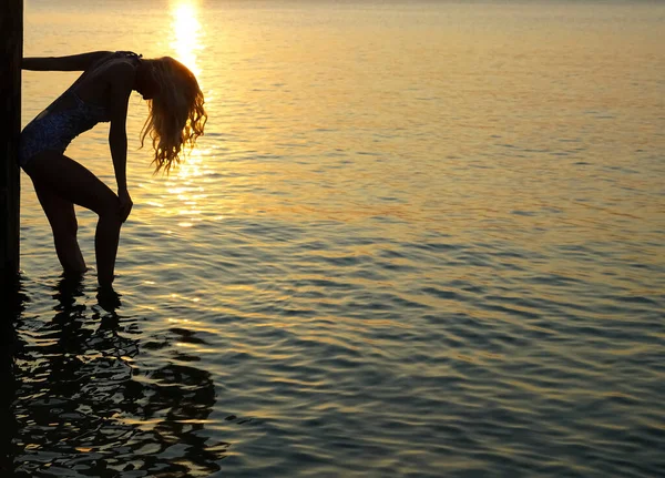 Silueta Ženy Stojící Pobřeží Sluneční Svit Dívka Užívat Západ Slunce — Stock fotografie