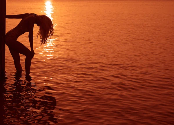 Silhueta Mulher Praia Luz Solar Menina Desfrutar Pôr Sol Ensolarado — Fotografia de Stock