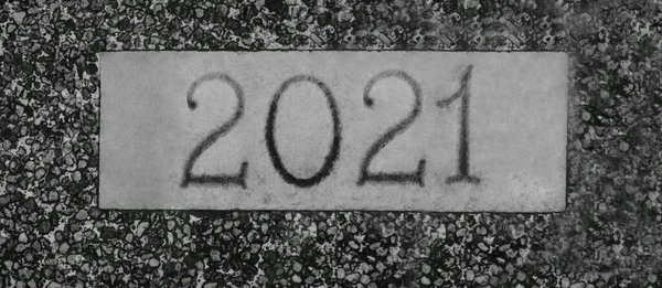 石の背景に2021年の数とテキスト ハッピーニューイヤー2021 — ストック写真